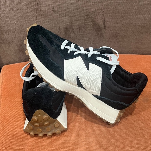 New Balance327 Sneaker Suede Leather upper Retro and Modern Look Black White 7.5 - Picture 3 of 15